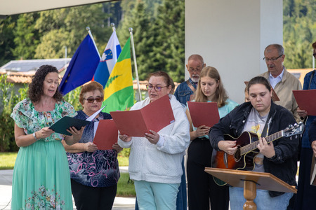 Otvoritev pokopalisˇcˇa-33